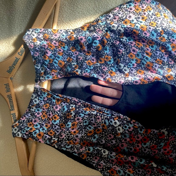 Zara sleeveless flowy blouse with partially open back and floral pattern - Picture 4 of 5